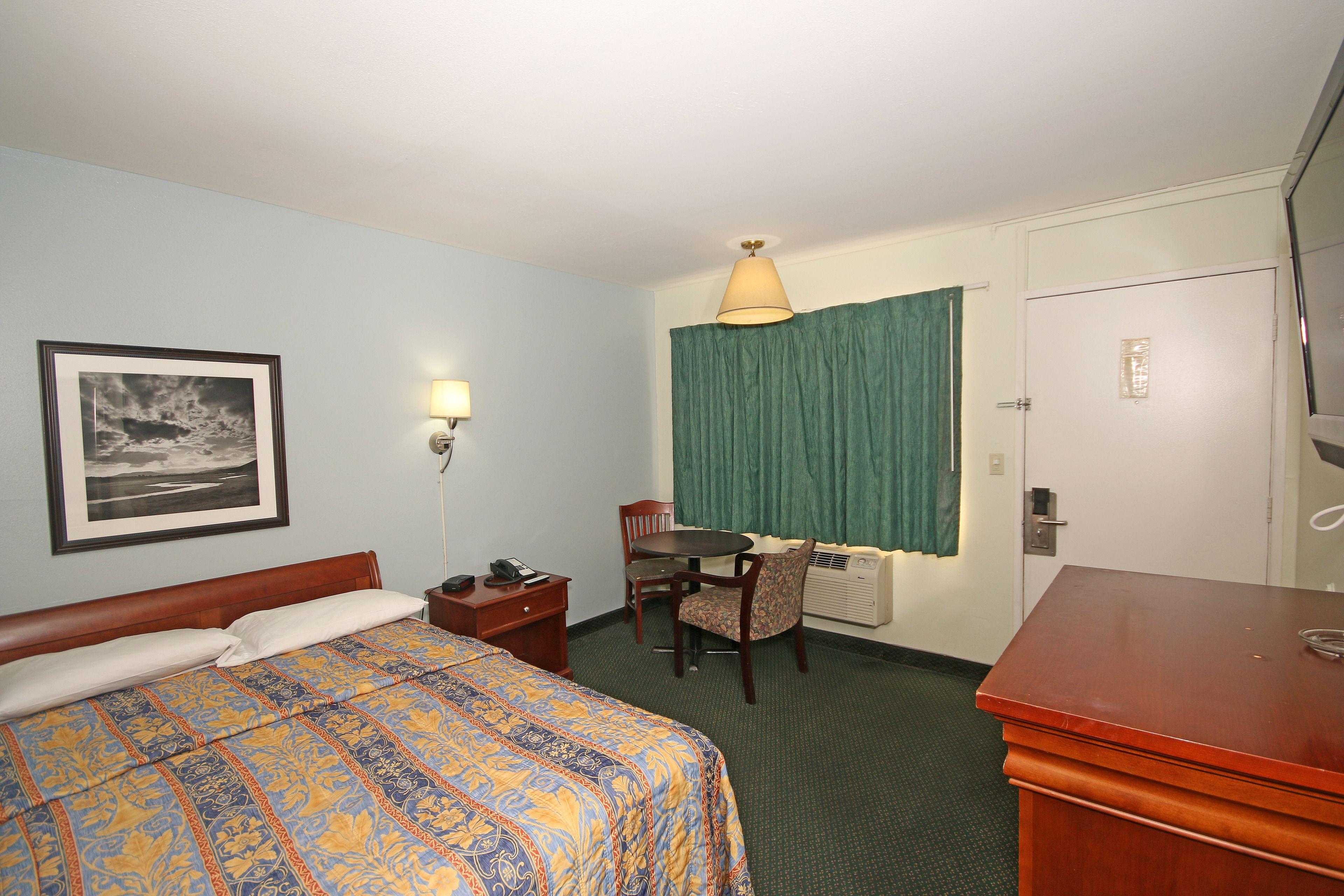 Royal And Airport Motel