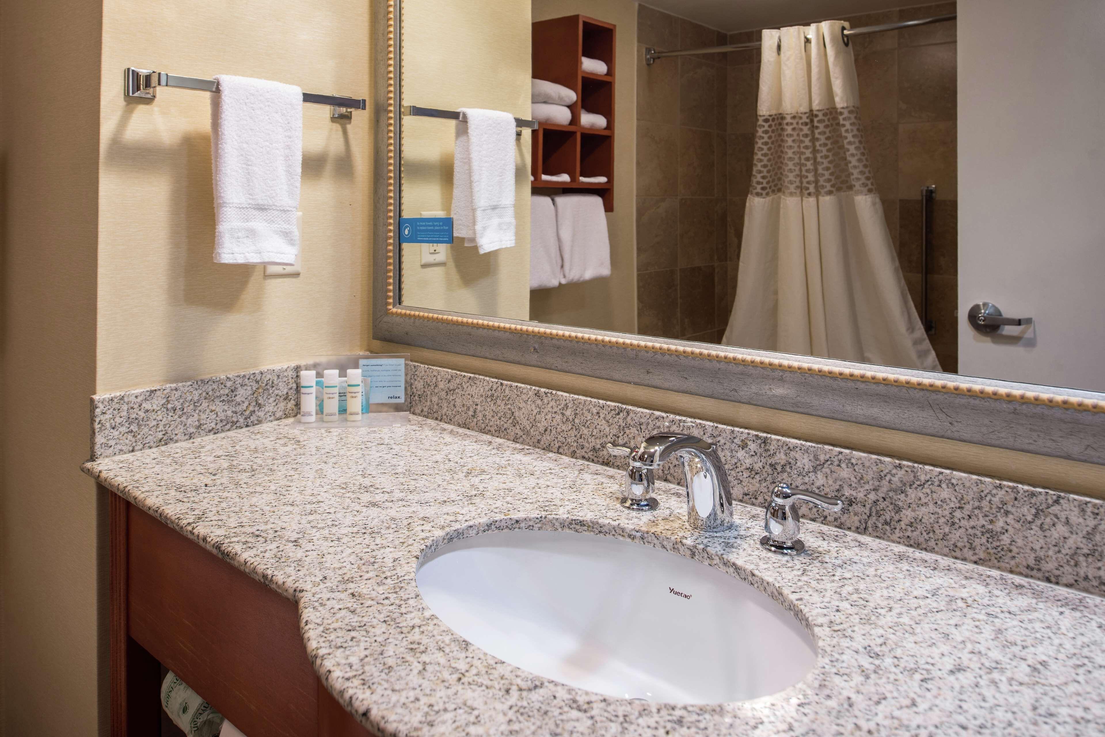 Hampton & Arrowood Rd 3* Charlotte