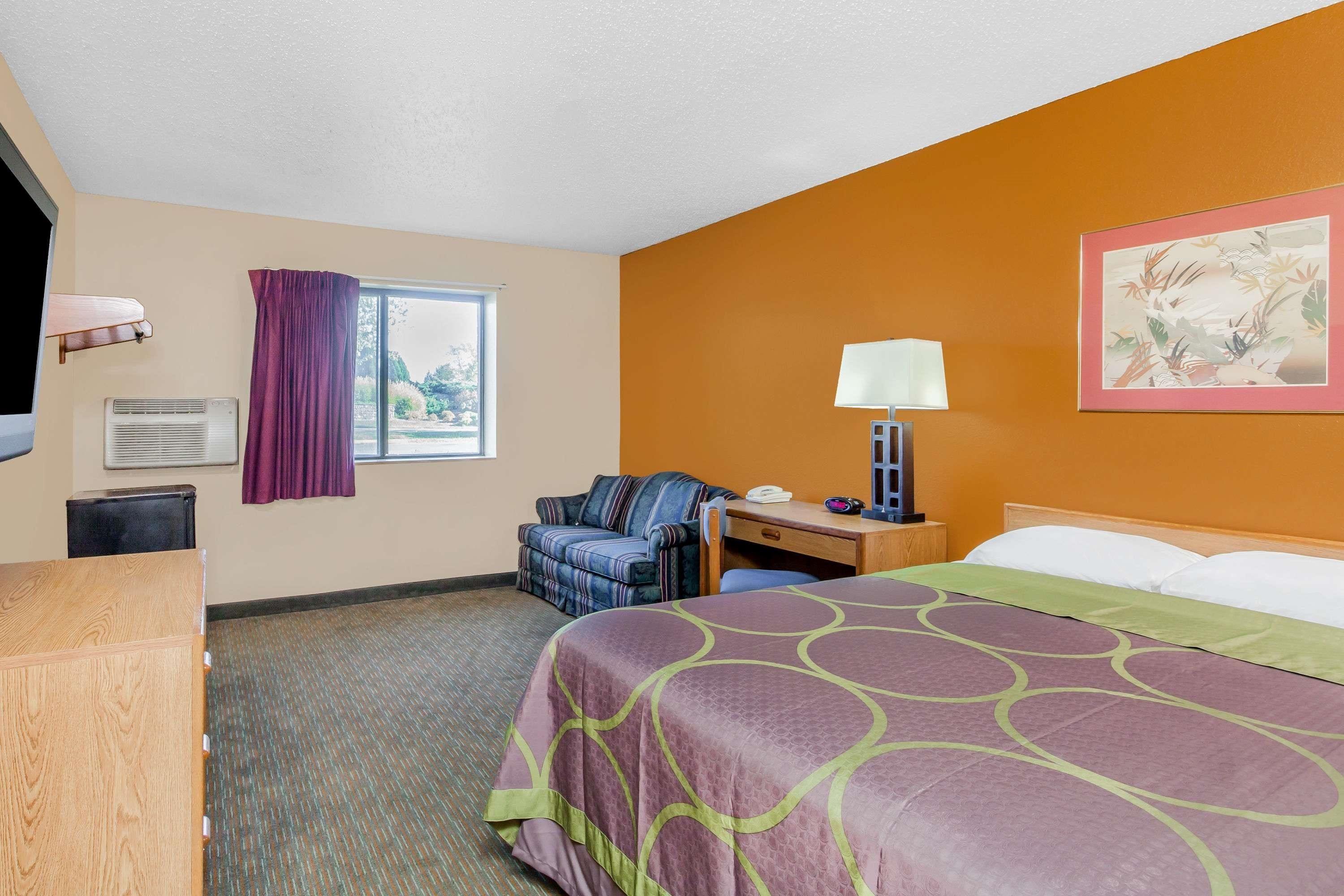 Hotel Super 8 By Wyndham Charlotte/amusement Park Area
