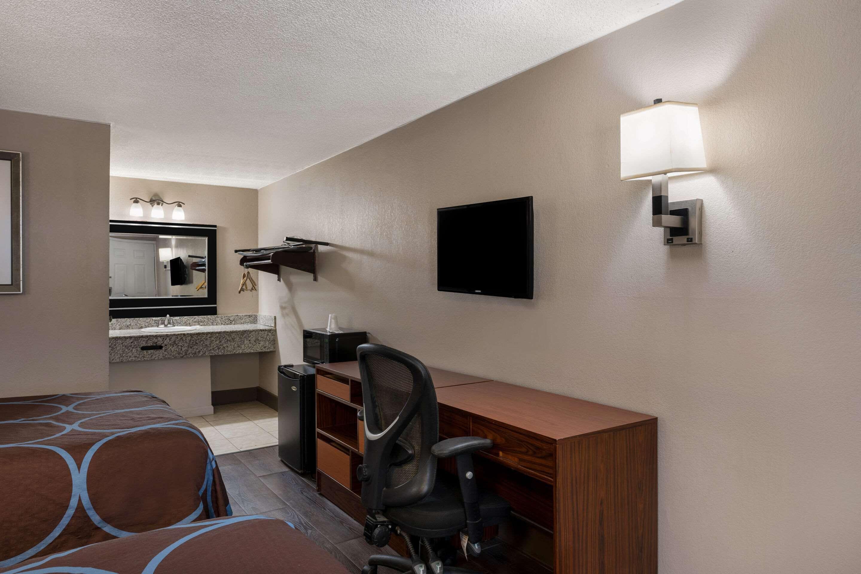 Rodeway Airport Area