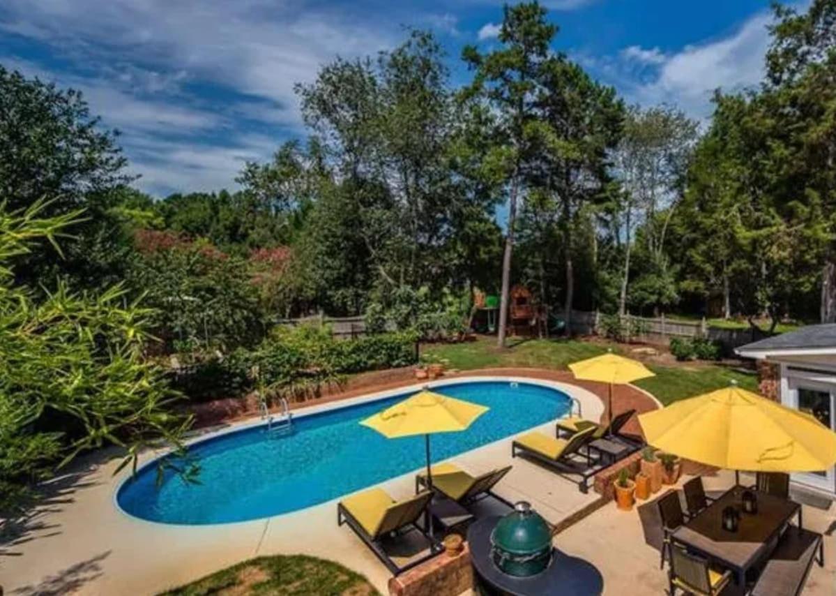 Cozy With Pool Chefs Kitchen In Prime Area *