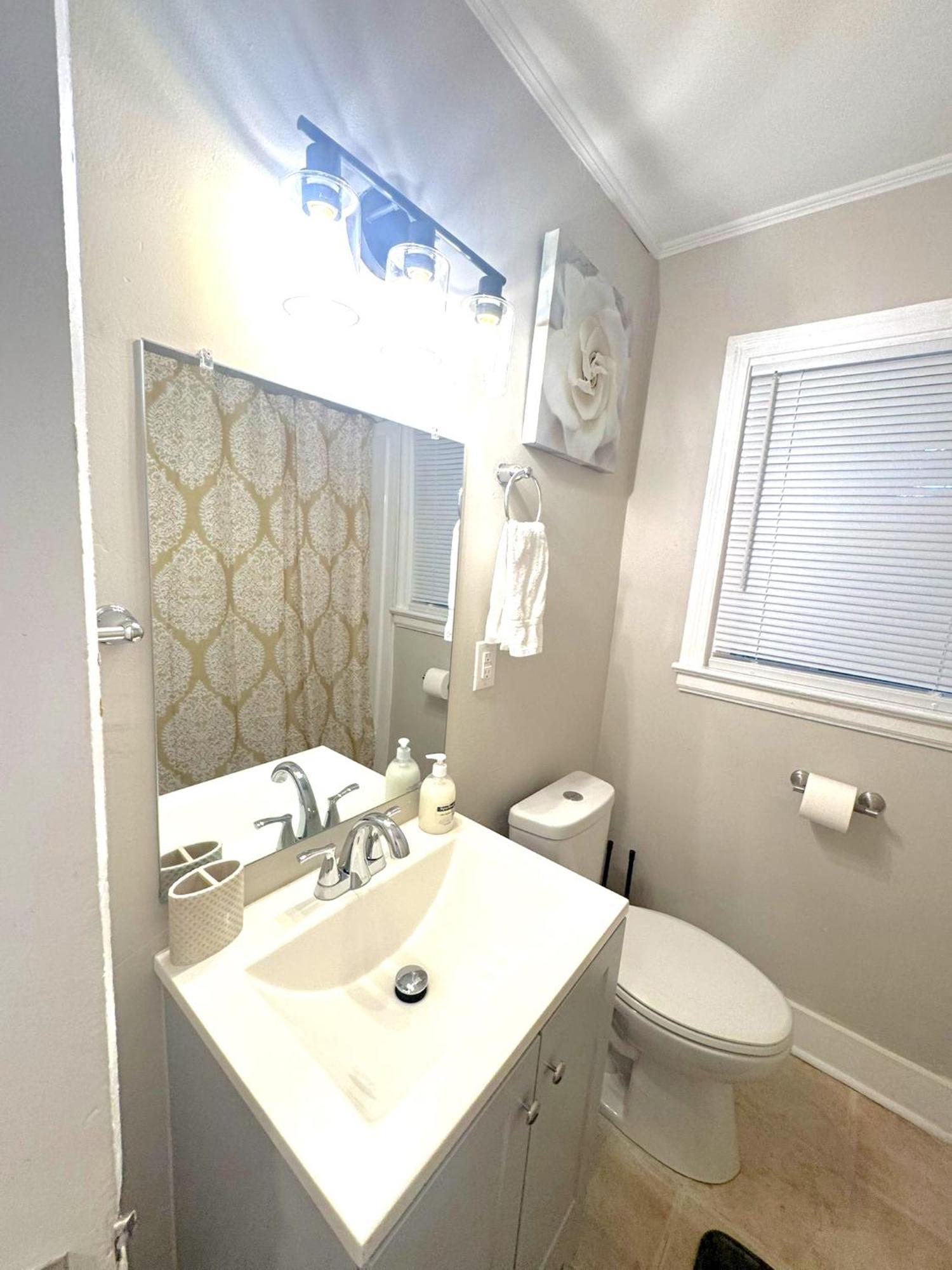 4-beds, 2-bath, Old Charm, Updated Comfort Holiday home