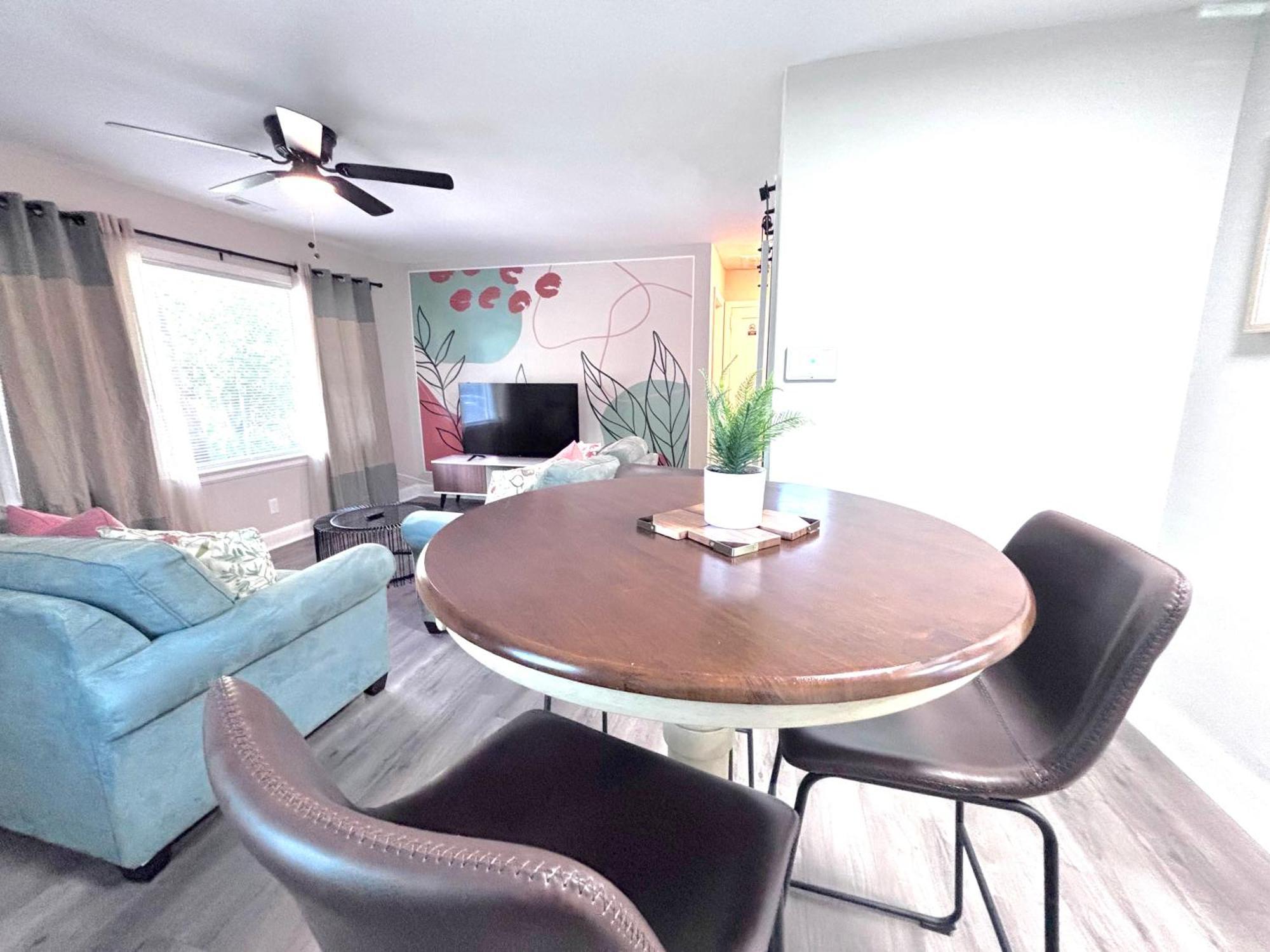 4-beds, 2-bath, Old Charm, Updated Comfort Holiday home