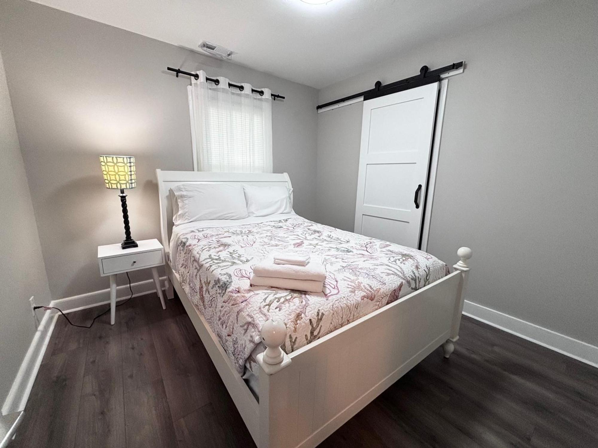 Holiday home 4-beds, 2-bath, Old Charm, Updated Comfort Charlotte