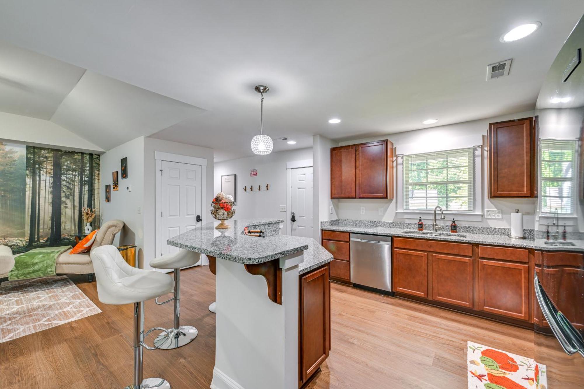 3bd House With Quiet Living, Access 6mi To Dtwn *