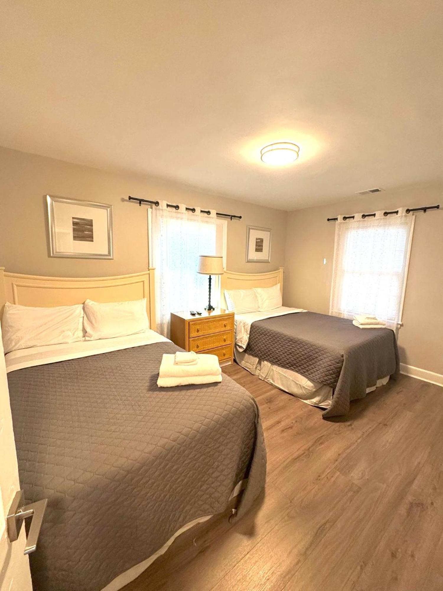 4-beds, 2-bath, Old Charm, Updated Comfort Holiday home Charlotte