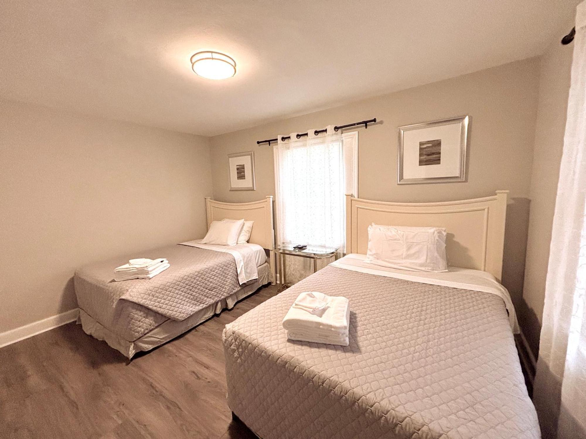 4-beds, 2-bath, Old Charm, Updated Comfort Holiday home Charlotte