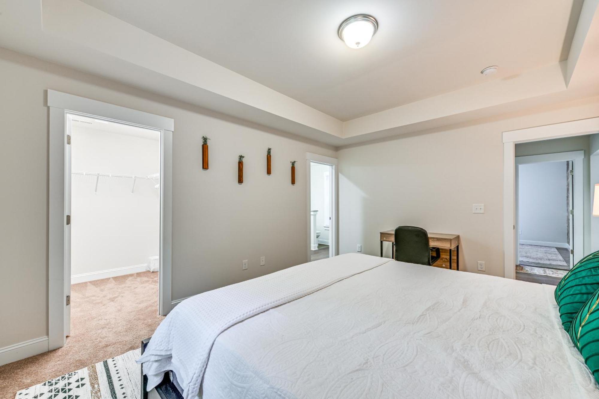 3bd House With Quiet Living, Access 6mi To Dtwn