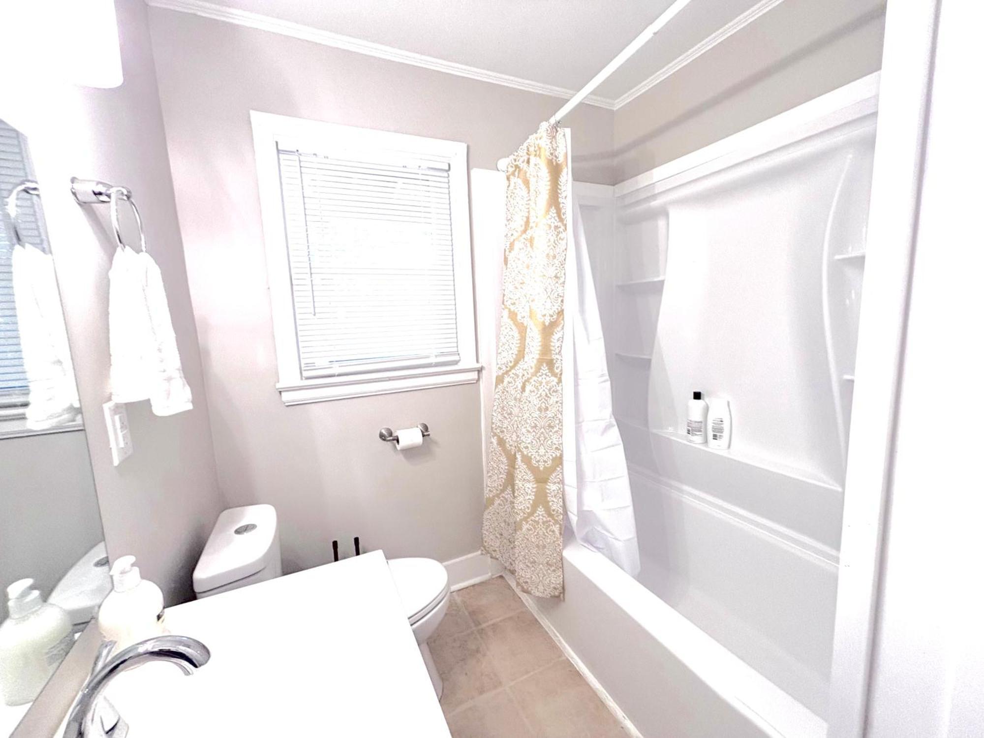 4-beds, 2-bath, Old Charm, Updated Comfort Holiday home Charlotte