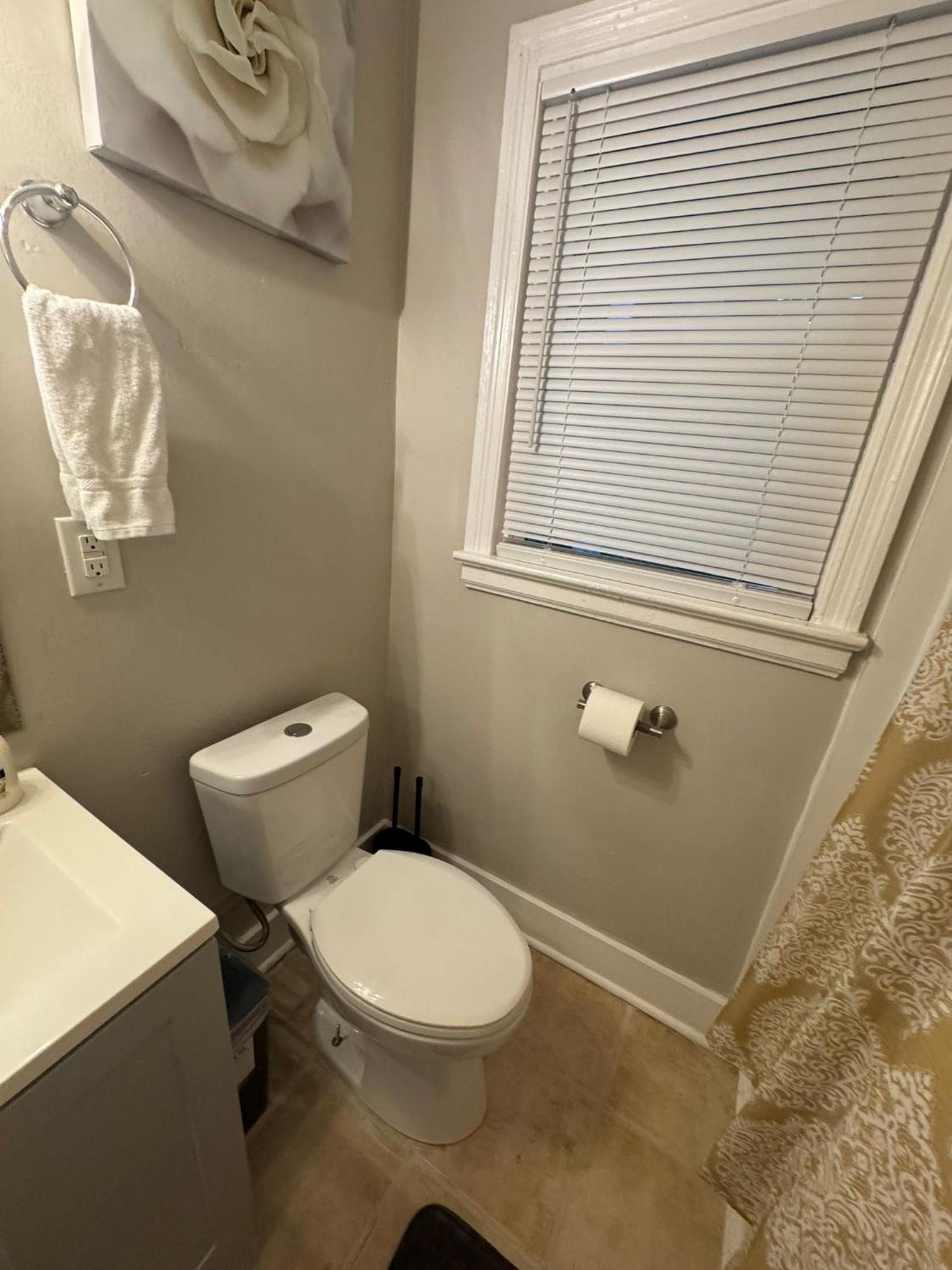 4-beds, 2-bath, Old Charm, Updated Comfort Charlotte