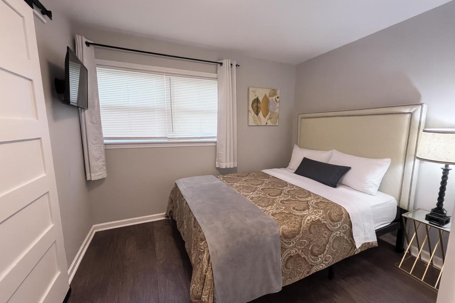 4-beds, 2-bath, Old Charm, Updated Comfort Holiday home