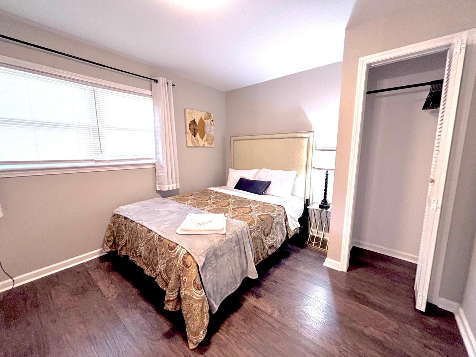 4-beds, 2-bath, Old Charm, Updated Comfort Holiday home