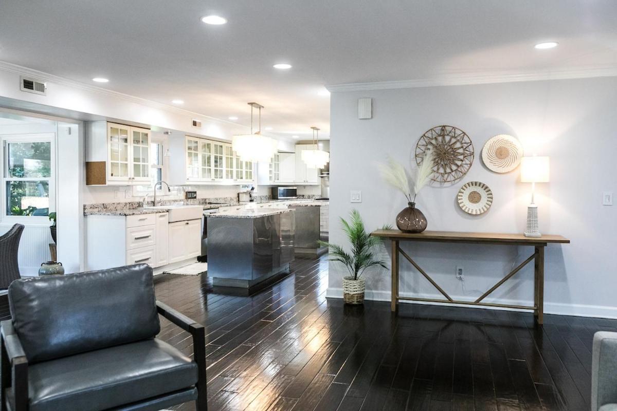 Cozy With Pool Chefs Kitchen In Prime Area Holiday home