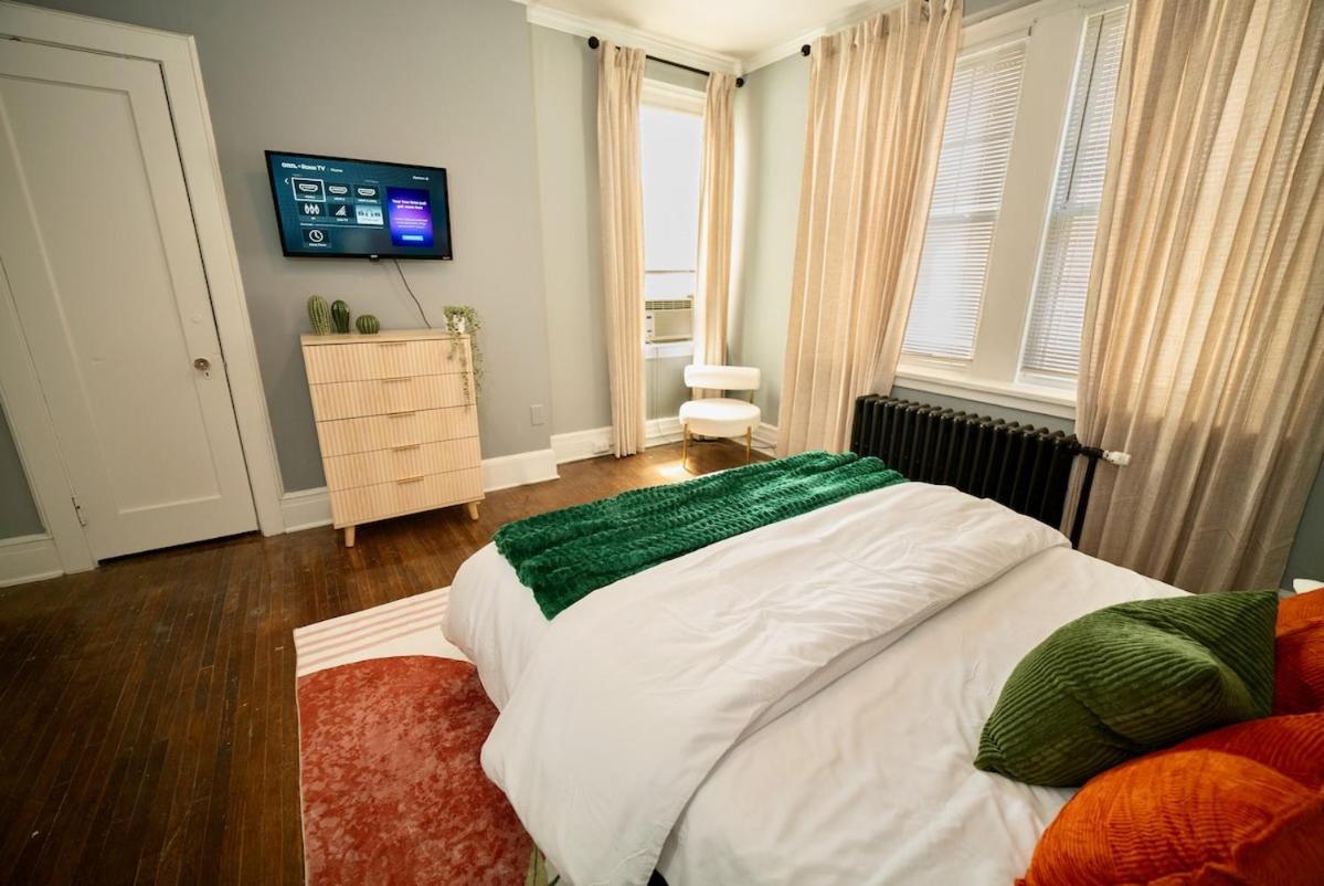 Uptown Funk Getaway With Parking & Walk To Stadiums, Nightlife Apartment *