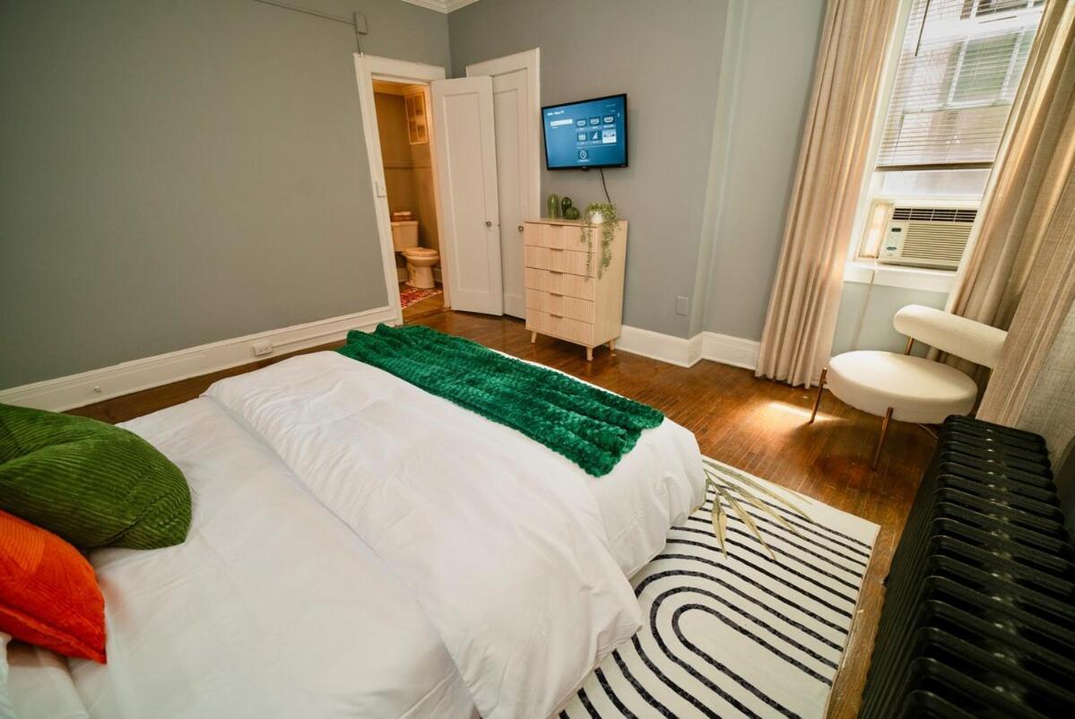 Uptown Funk Getaway With Parking & Walk To Stadiums, Nightlife