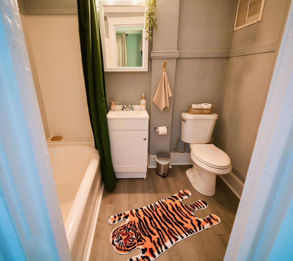 Uptown Funk Getaway With Parking & Walk To Stadiums, Nightlife Apartment *