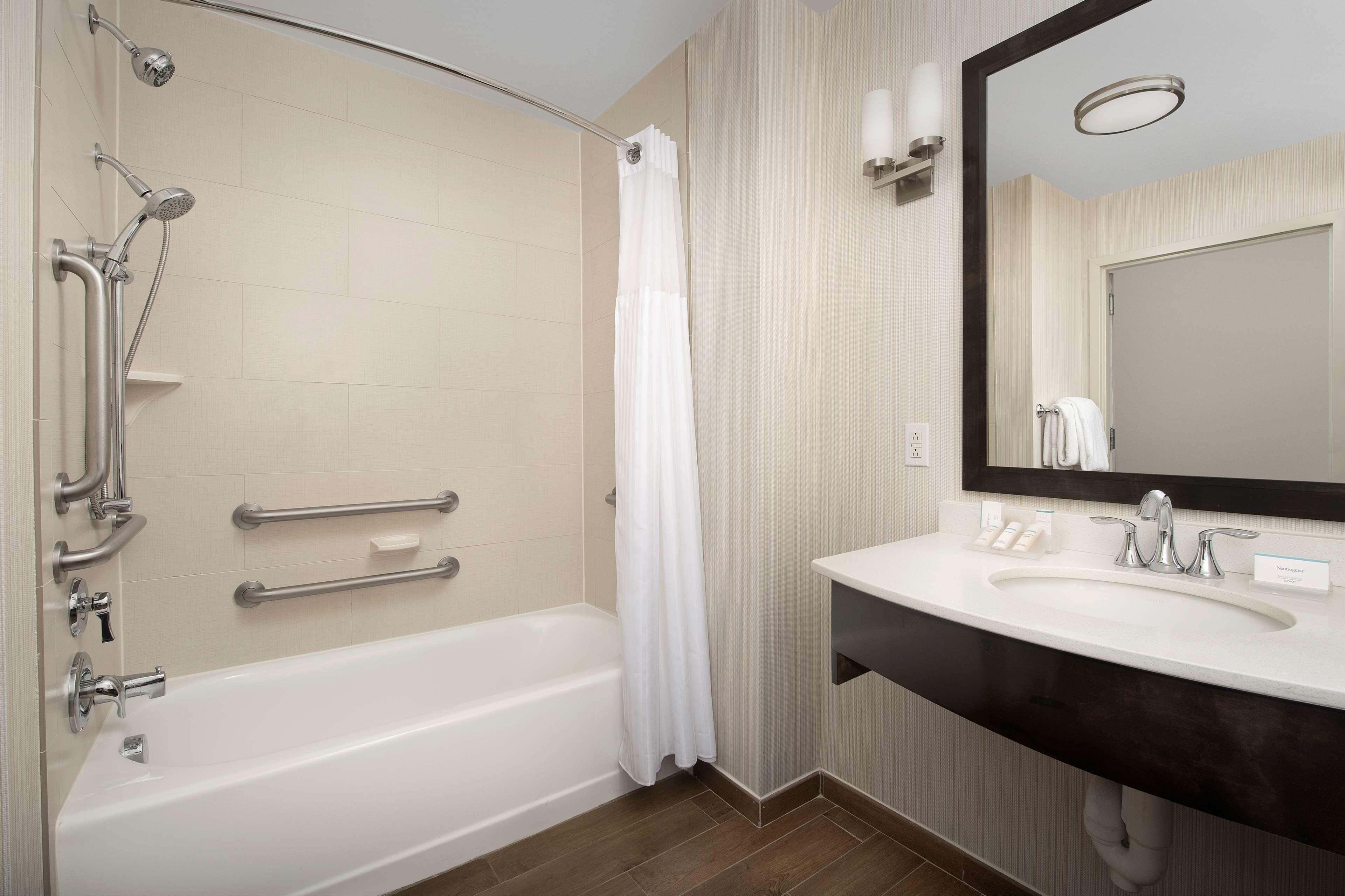 Hilton Garden Airport Hotel 3*