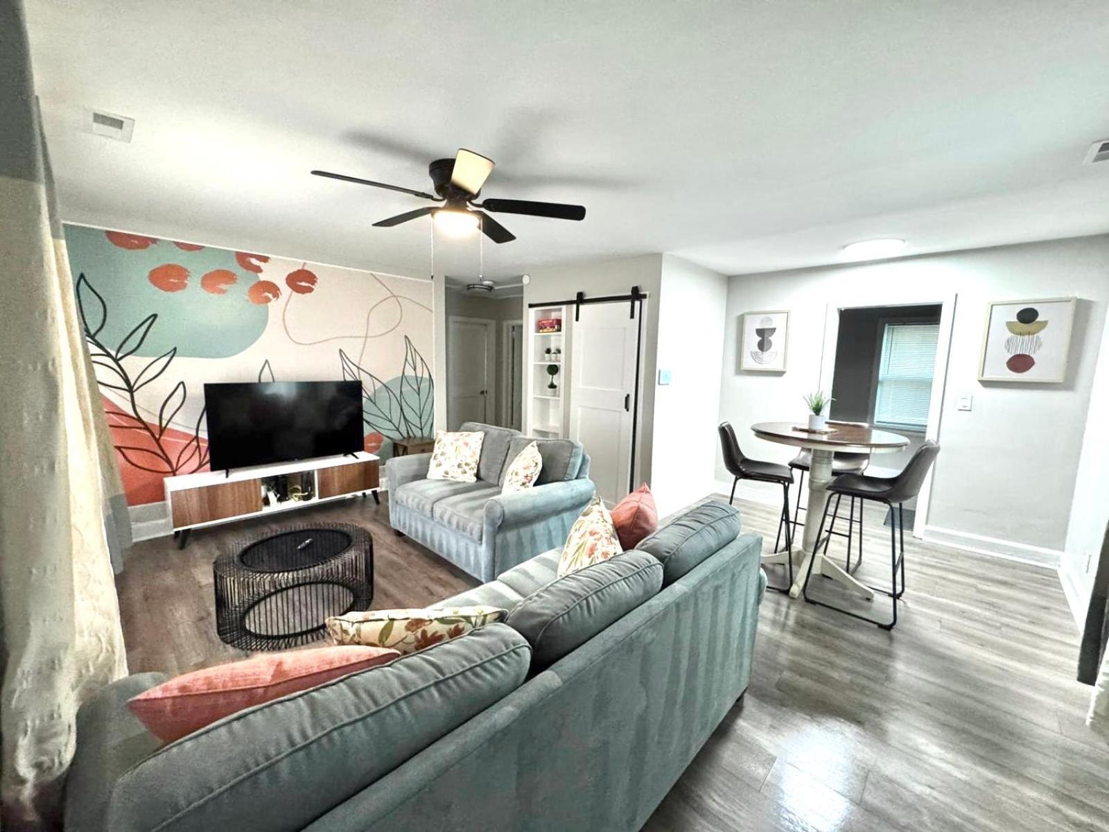 4-beds, 2-bath, Old Charm, Updated Comfort Holiday home Charlotte