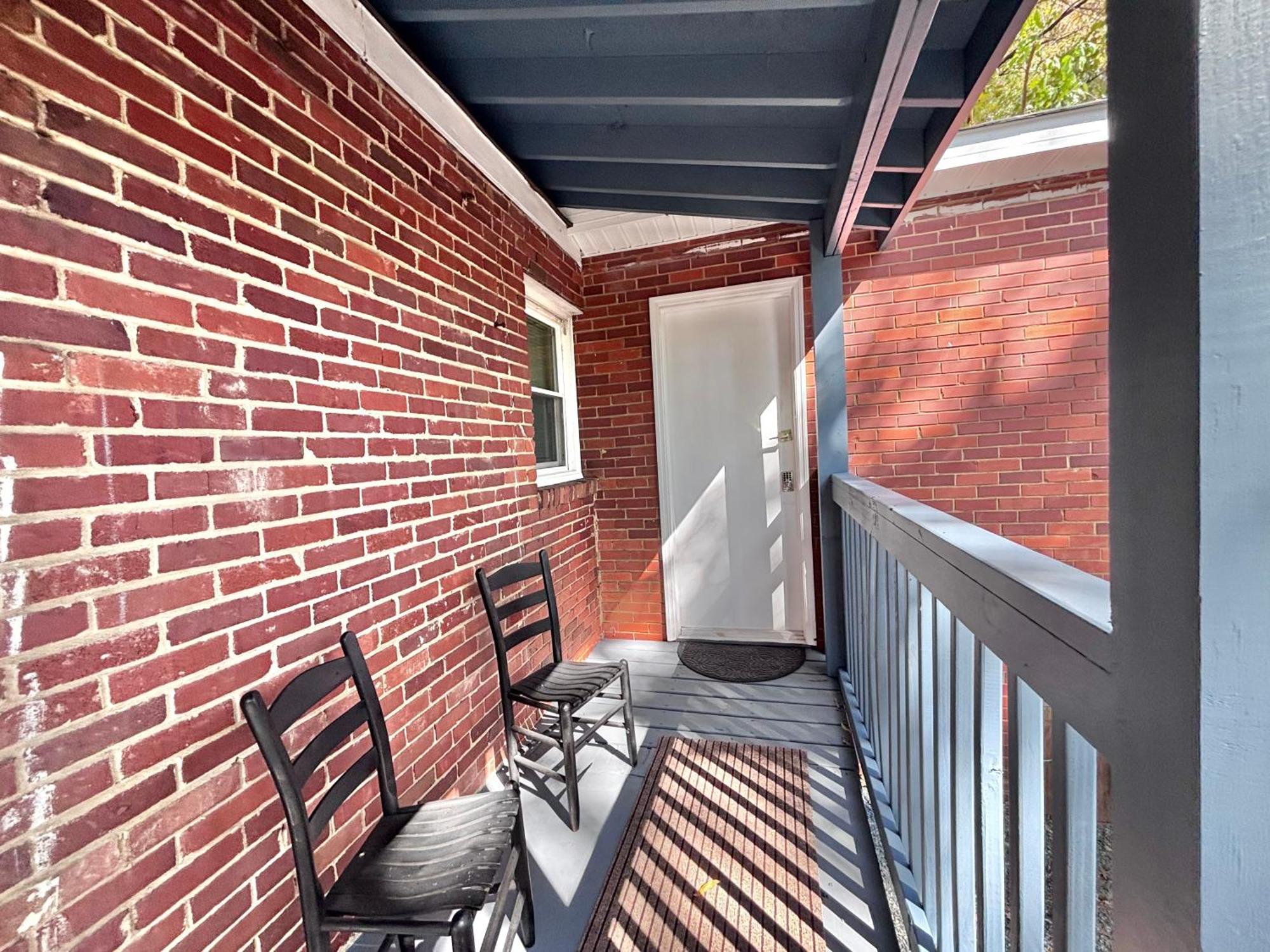 4-beds, 2-bath, Old Charm, Updated Comfort * Charlotte