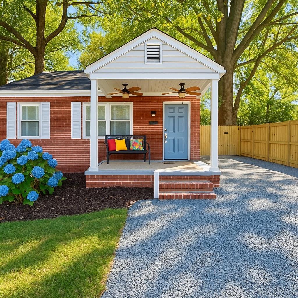 4-beds, 2-bath, Old Charm, Updated Comfort Holiday home *