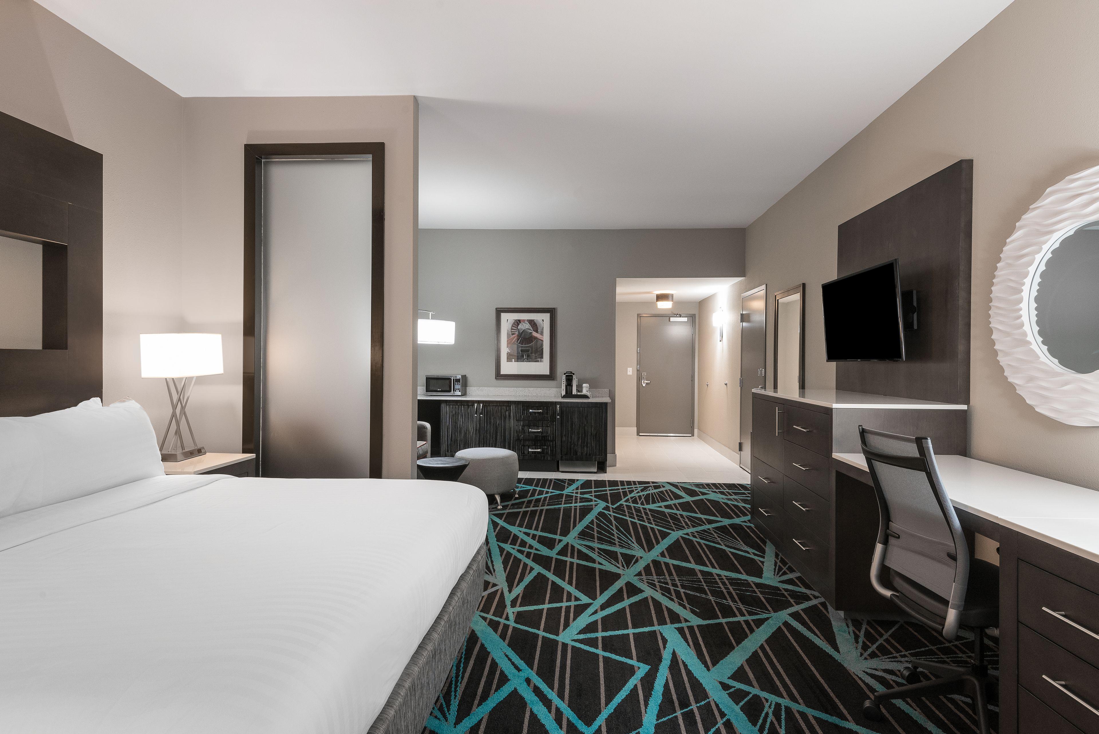Express & - Airport By Ihg Hotel