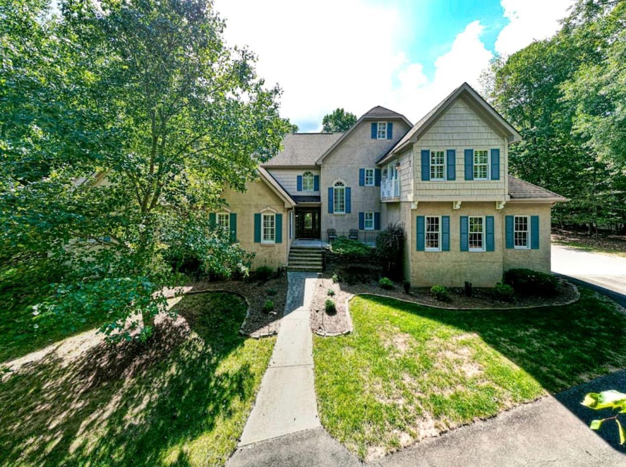 Impressive Luxurious With Pool And Game Space In Nc Holiday home