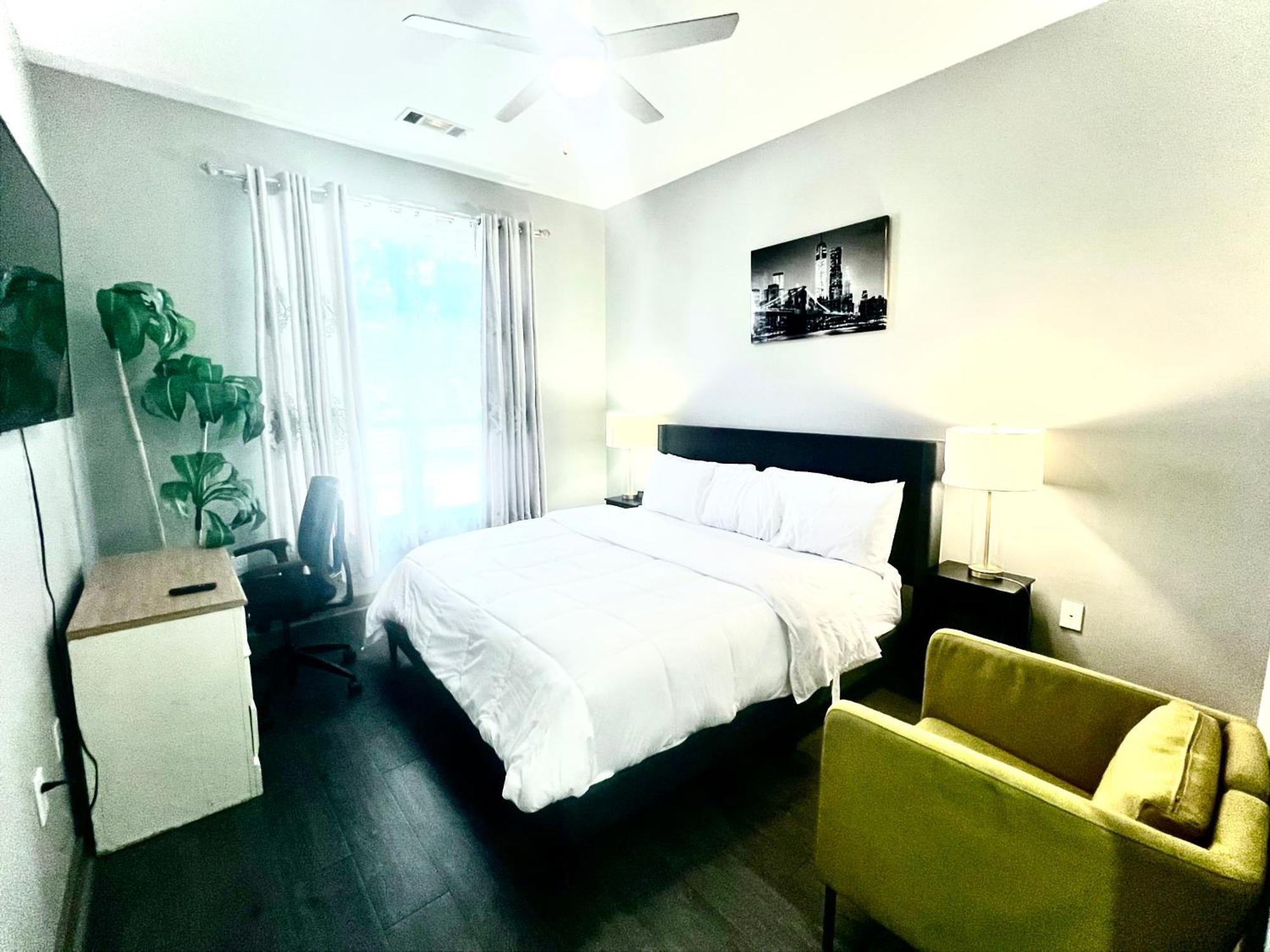 Uptown Modern 2br *
