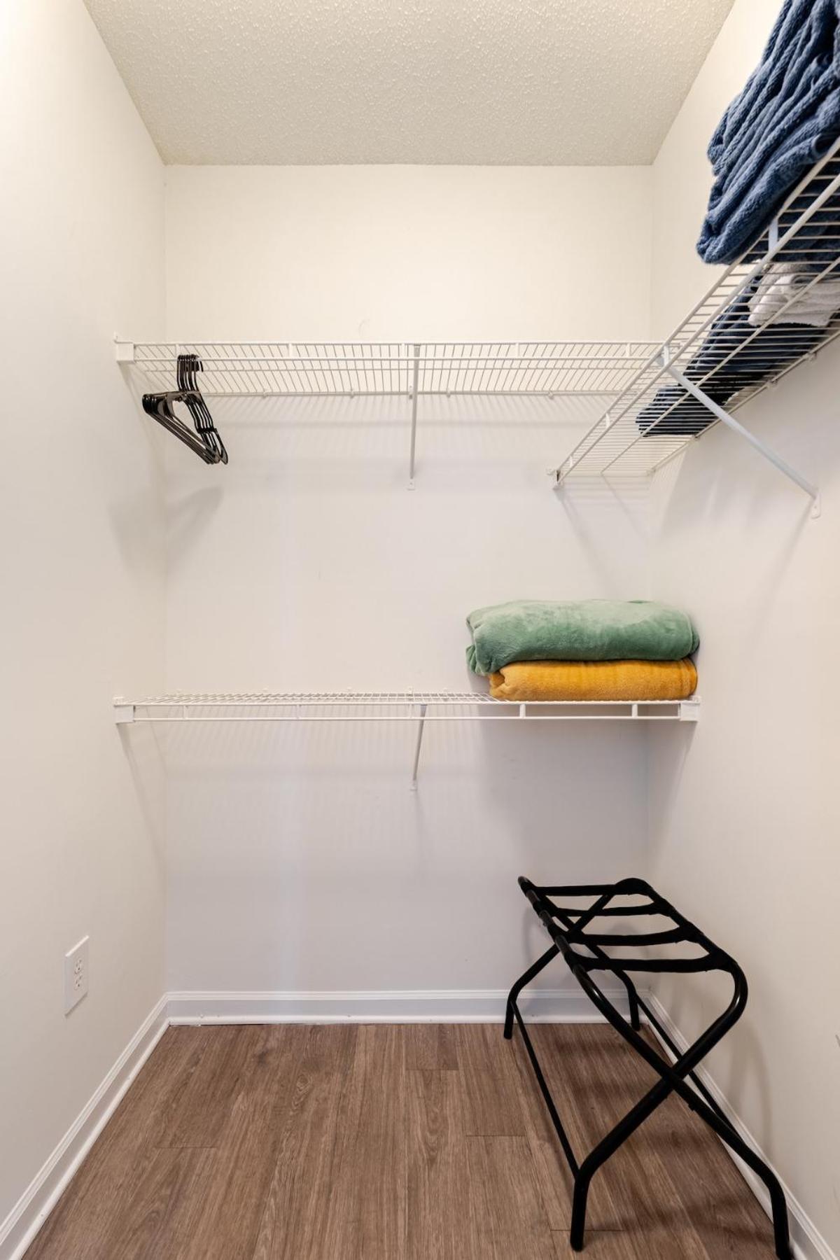 1br With Queen Bed And Recliner Couch Free Parking Apartment *