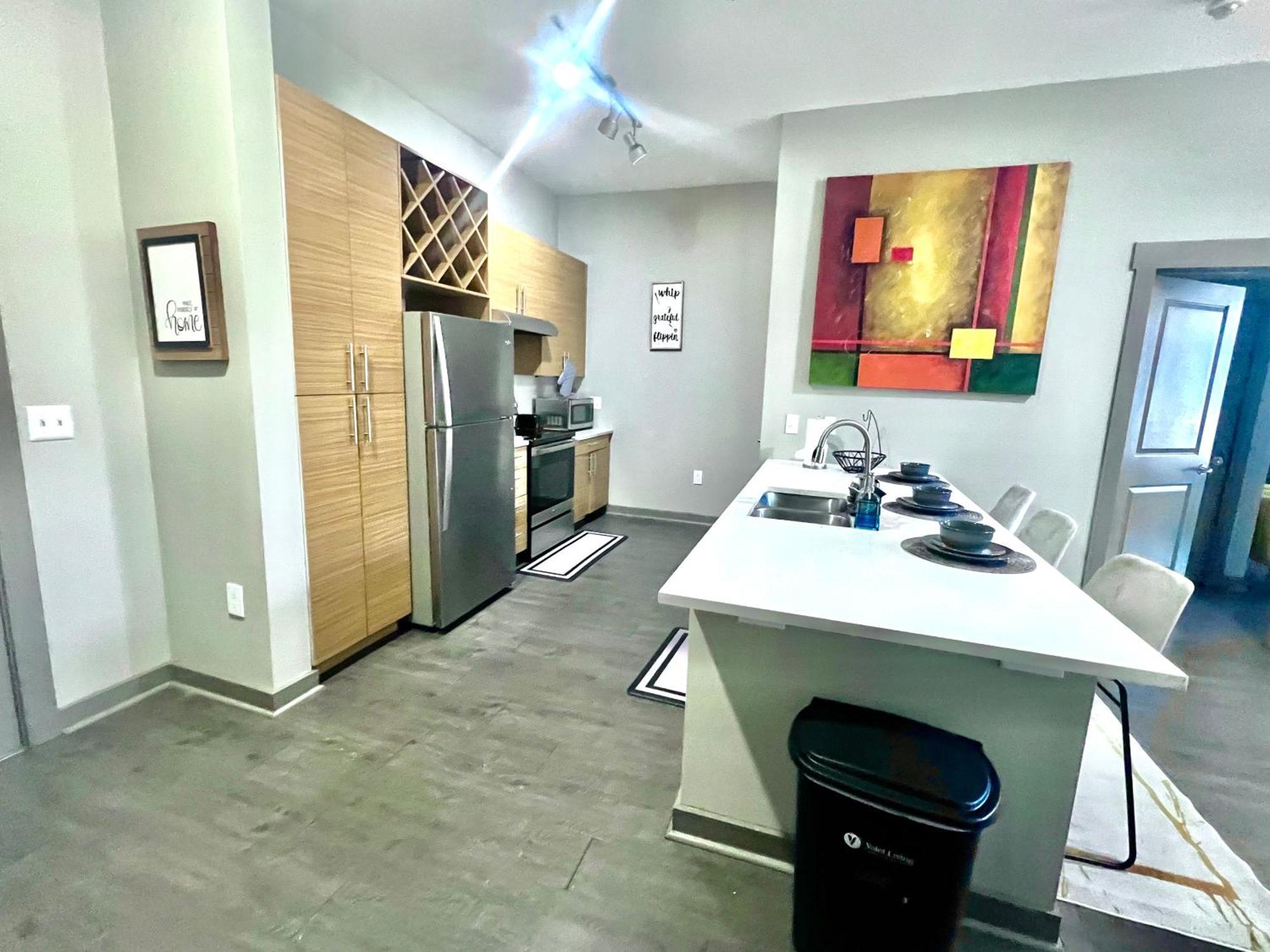 Uptown Modern 2br *