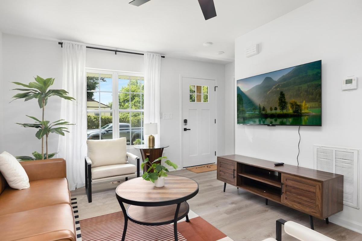 Stylish Queen Getaway In Camp North End Holiday home *