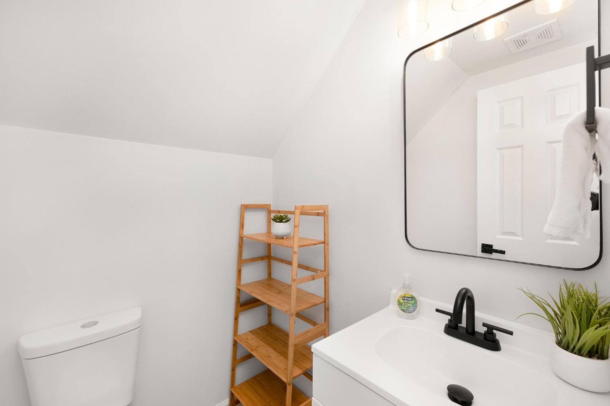 Holiday home Stylish Queen Getaway In Camp North End