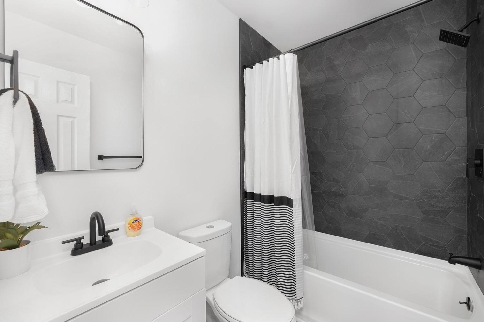 Stylish Queen Getaway In Camp North End * Charlotte