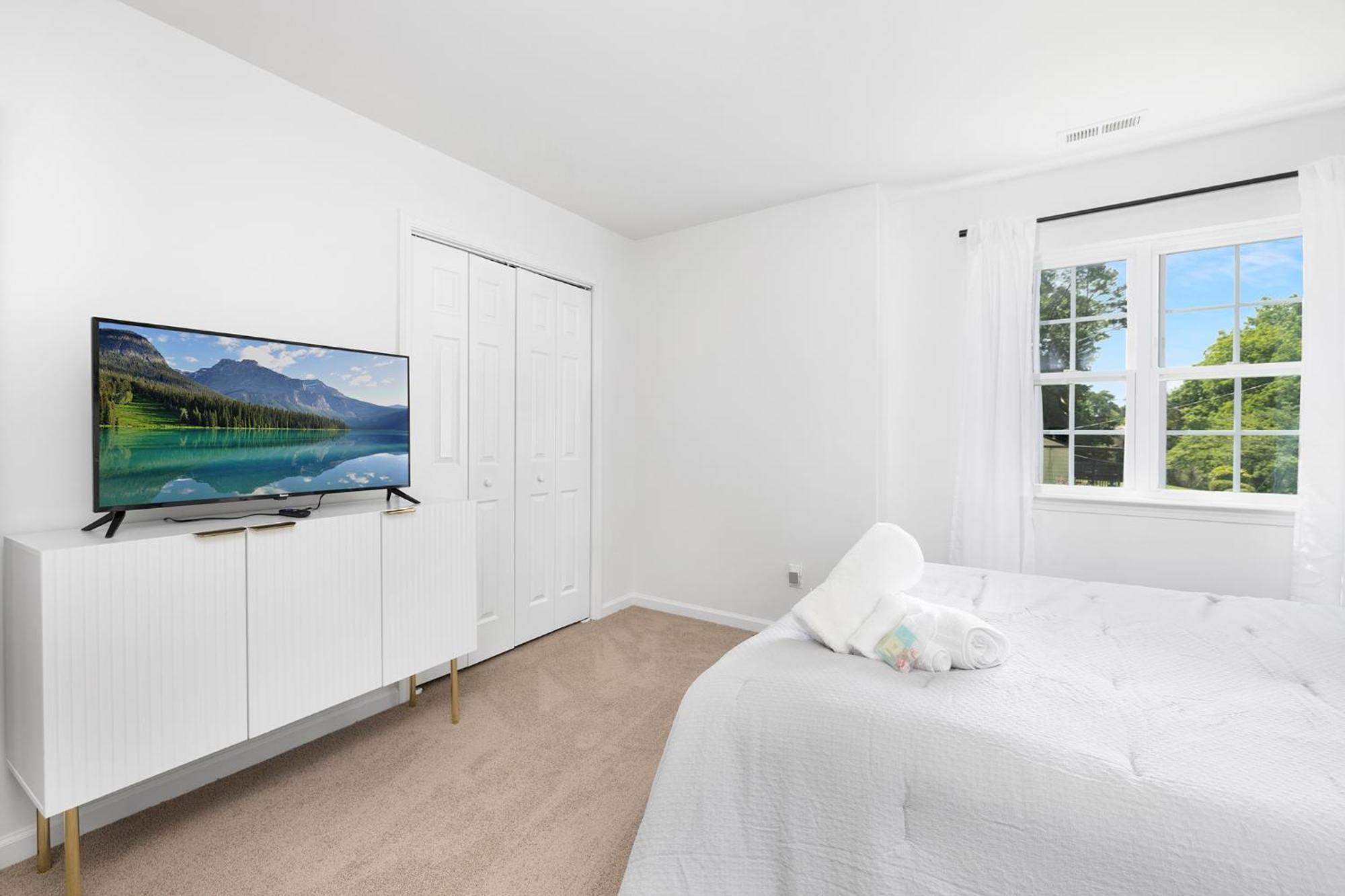 Stylish Queen Getaway In Camp North End Charlotte