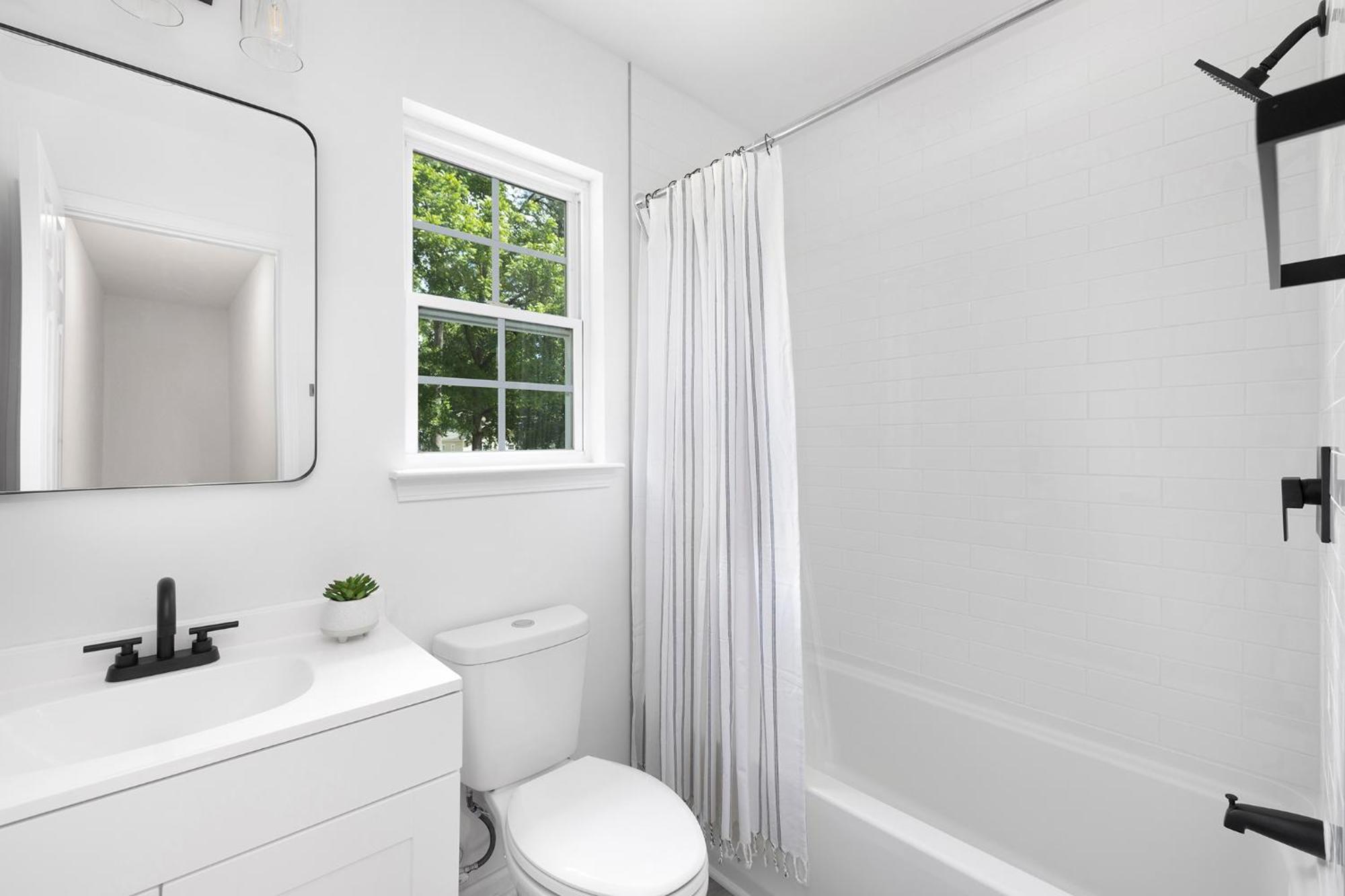 Stylish Queen Getaway In Camp North End