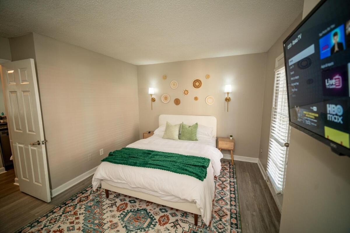 Stylish & Cozy Retreat With Backyard & Parking