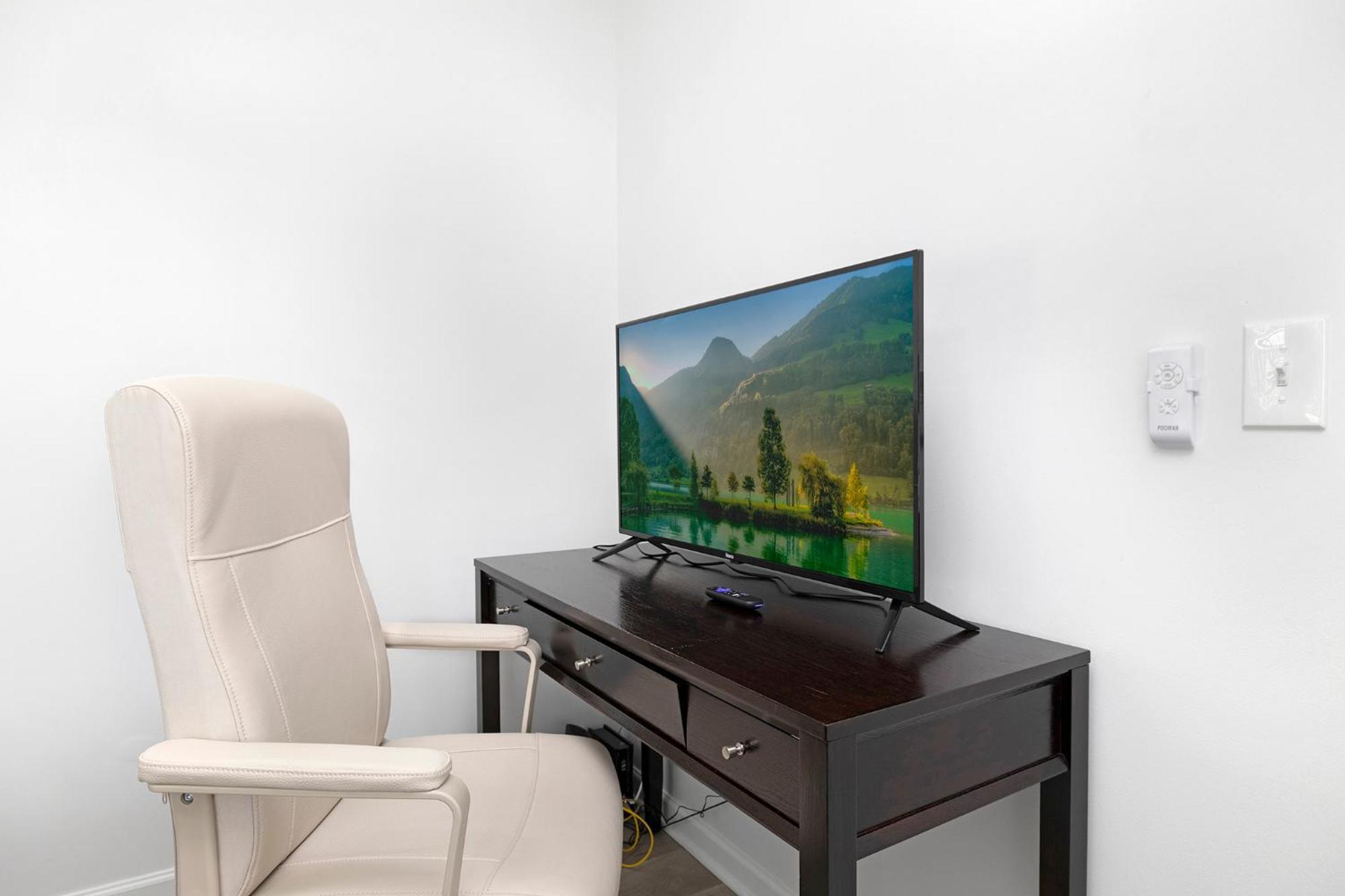 Stylish Queen Getaway In Camp North End Holiday home Charlotte