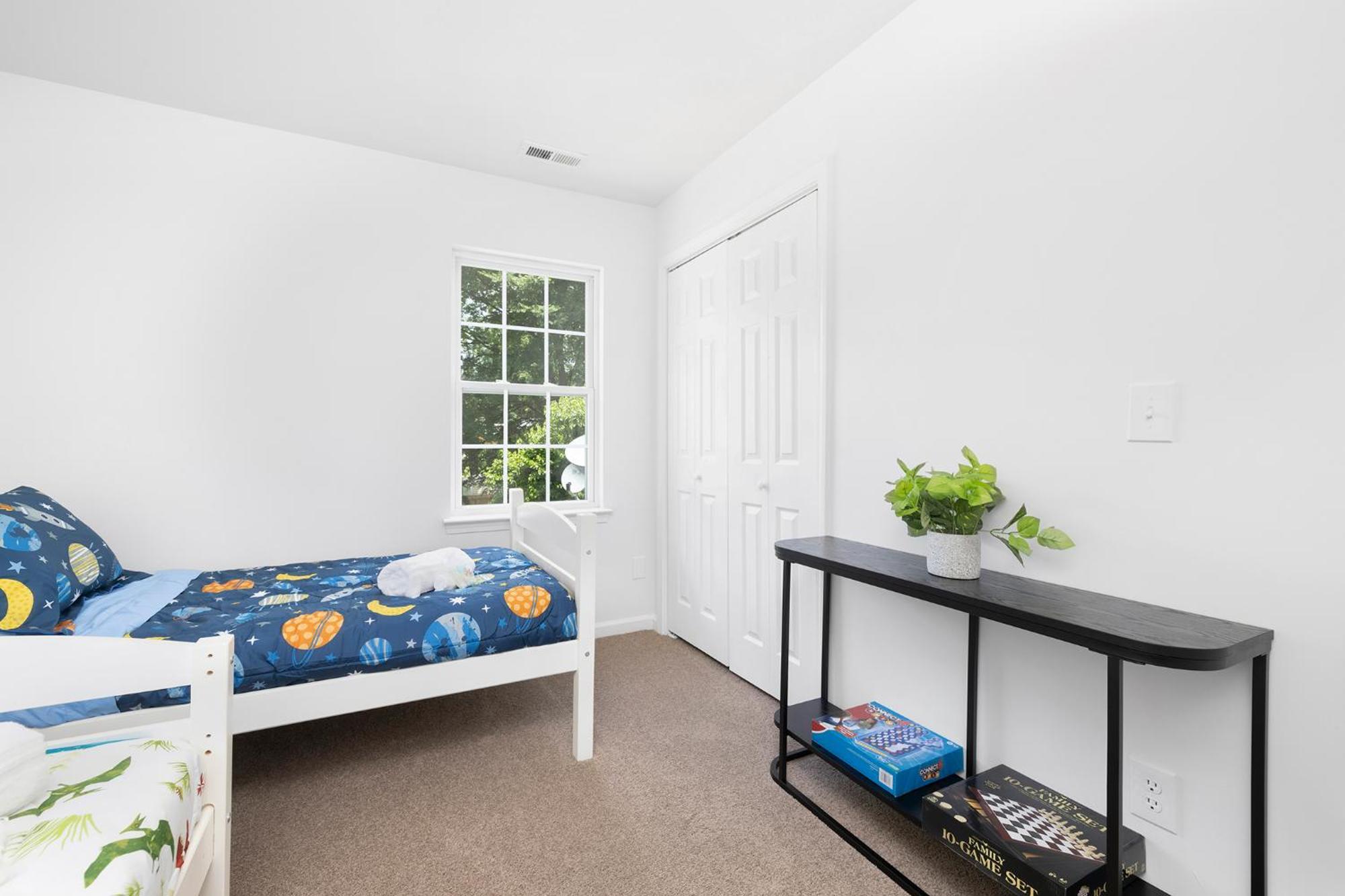 Stylish Queen Getaway In Camp North End *