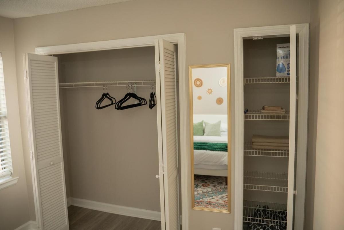 Stylish & Cozy Retreat With Backyard & Parking Charlotte