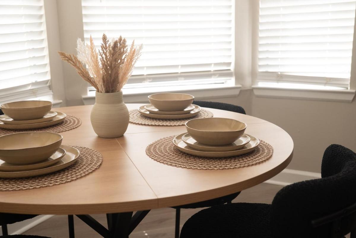 Stylish & Cozy Retreat With Backyard & Parking Holiday home *