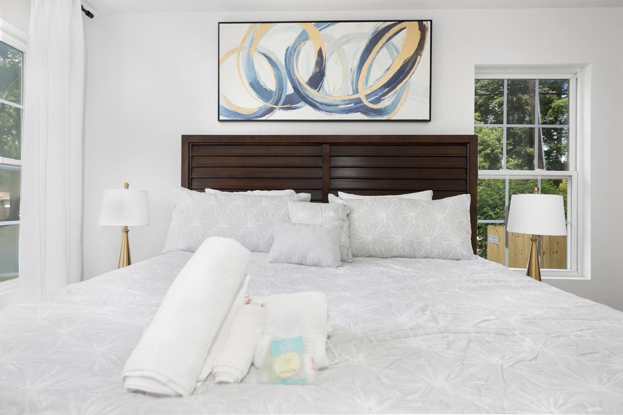 Stylish Queen Getaway In Camp North End Holiday home *