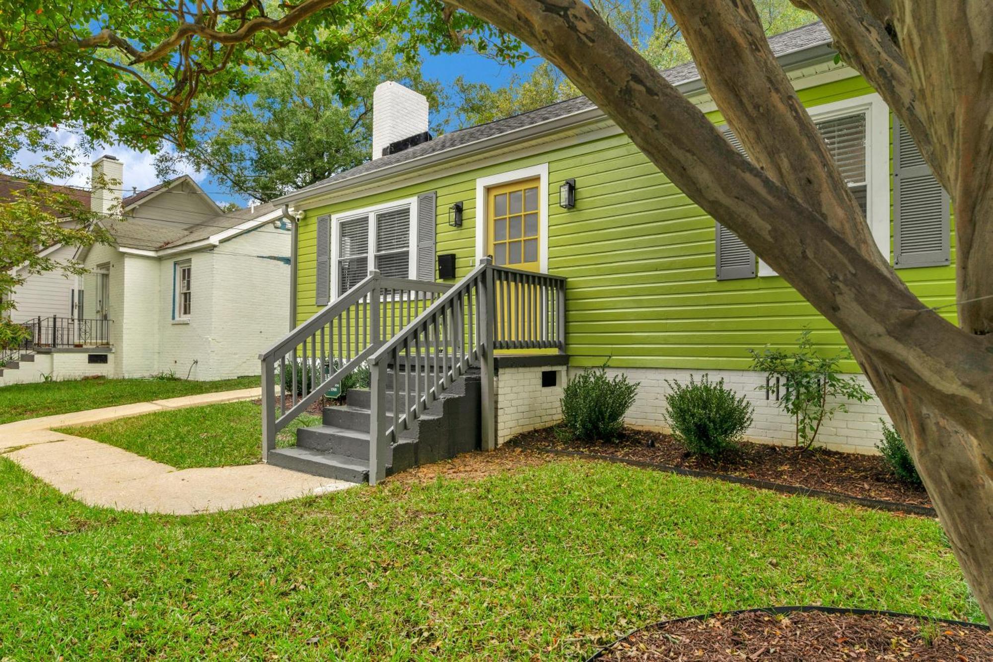 Stylish 4br Haven: Serene Backyard And Fire Pit *
