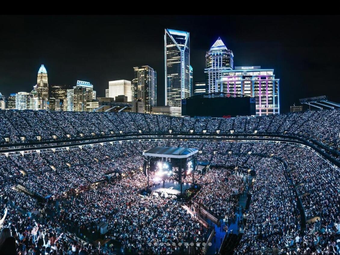 Stylish & Cozy Retreat With Backyard & Parking Holiday home