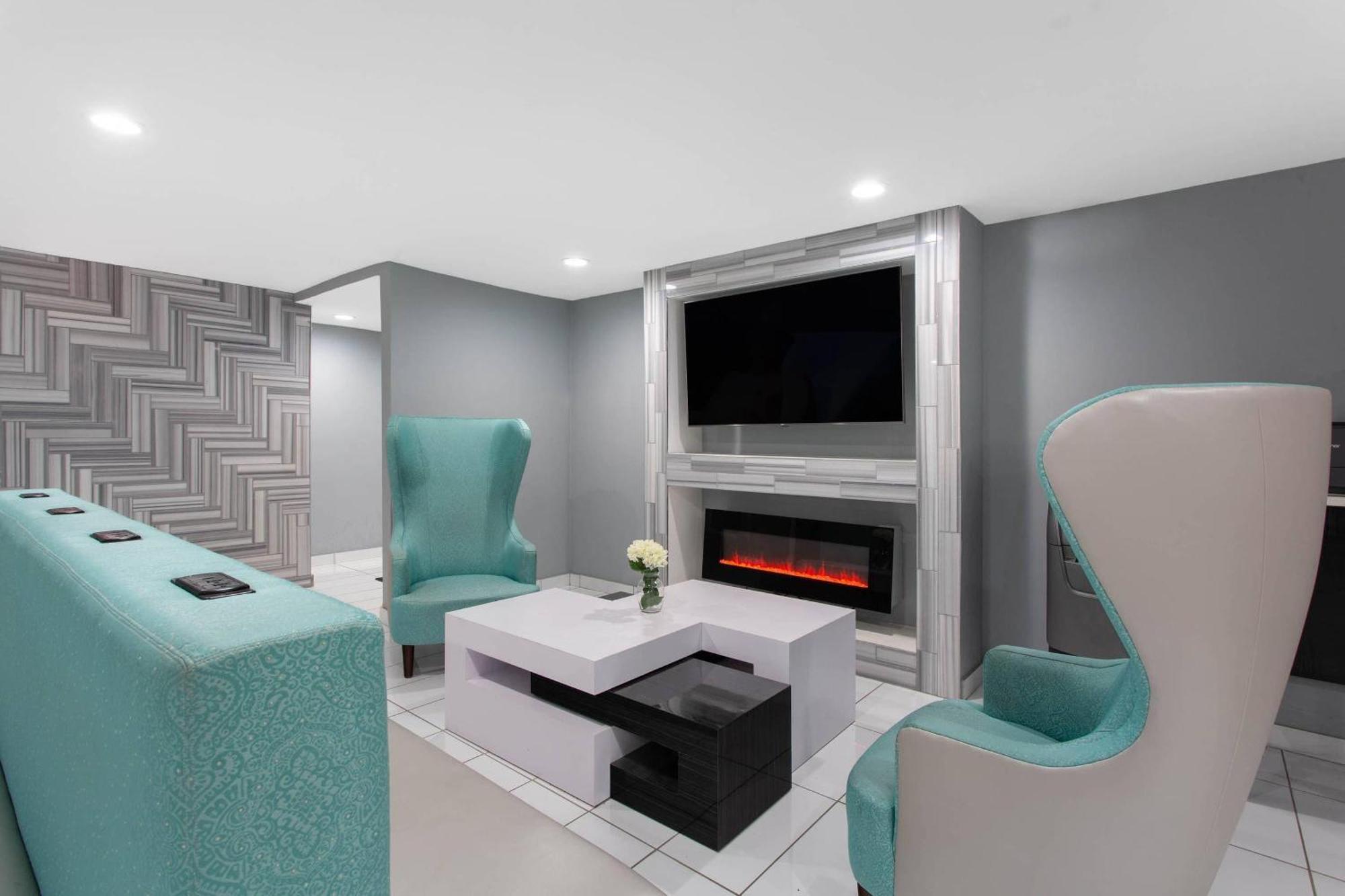 Clarion Pointe Hotel 3*