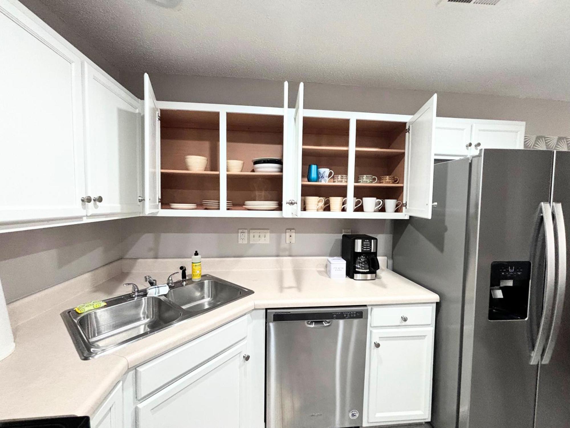 Beautiful 2 King Bedrooms With Garage Holiday home Charlotte