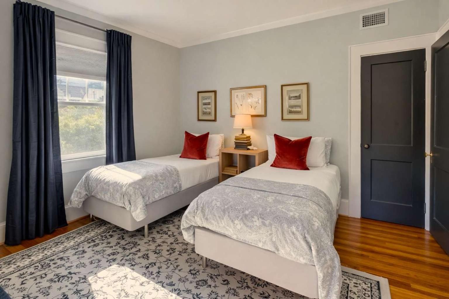 Chic Comfortable 2br With Porch Near Dilworth