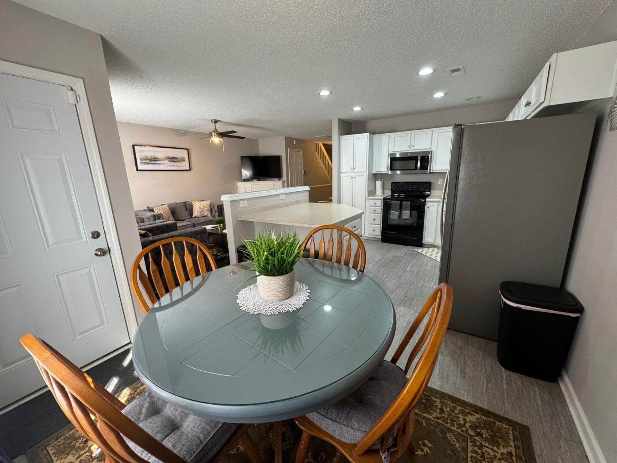 Beautiful 2 King Bedrooms With Garage Holiday home *