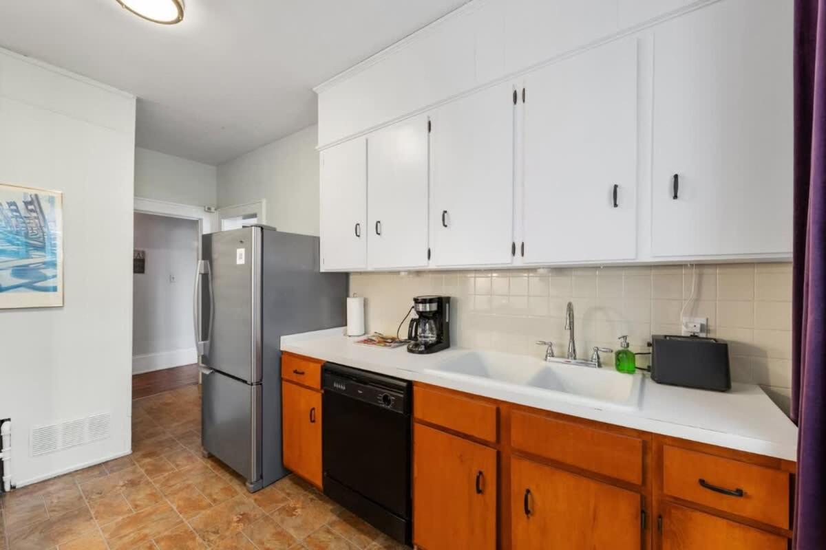 Elegant And Colorful 1br With Covered Porch Holiday home