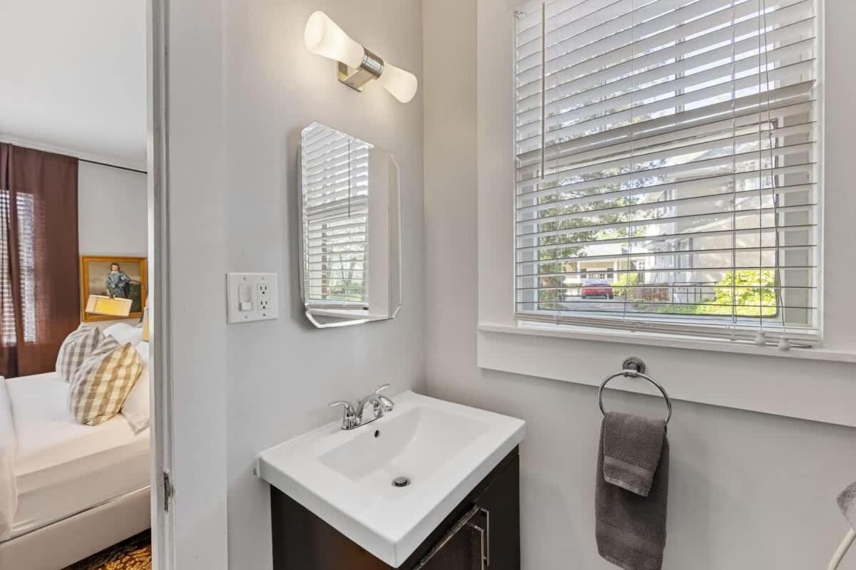 Stylish Myers Park 2 Bedroom With Screened Porch Charlotte