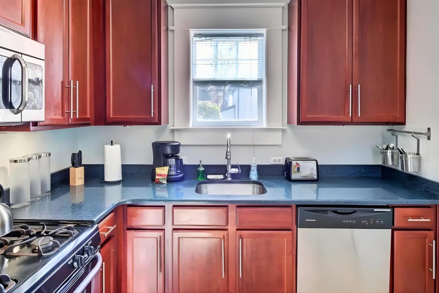 Chic Comfortable 2br With Porch Near Dilworth