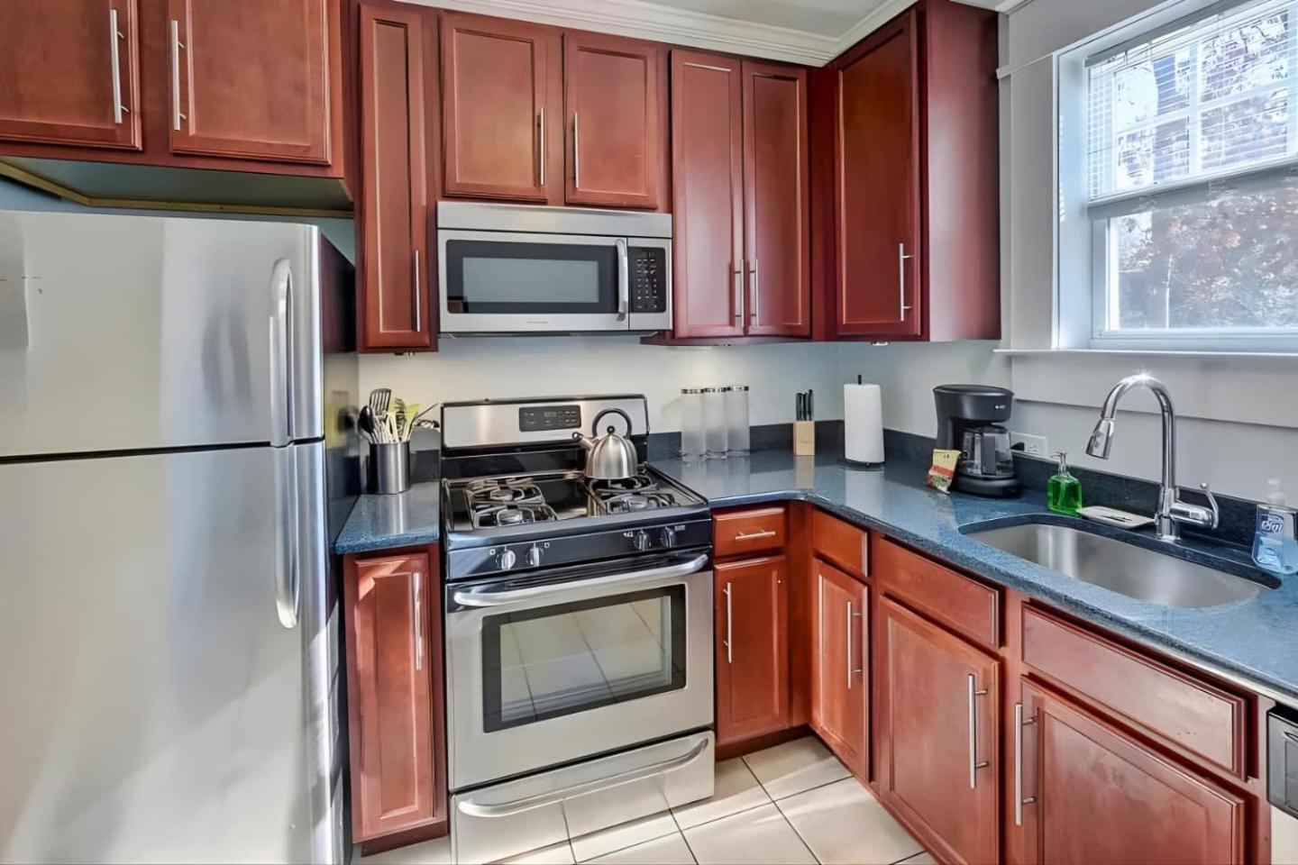 Chic Comfortable 2br With Porch Near Dilworth